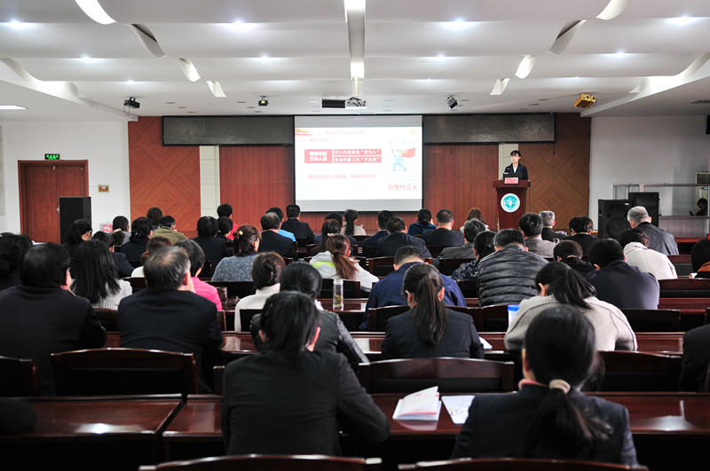 2-1 演讲现场.jpg