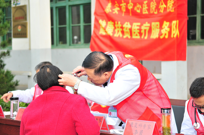 3-2 专家为前来就诊患者检查.jpg