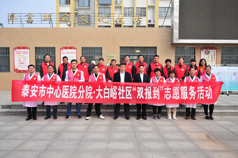 4-2 医院专家与社区工作人员合影.jpg