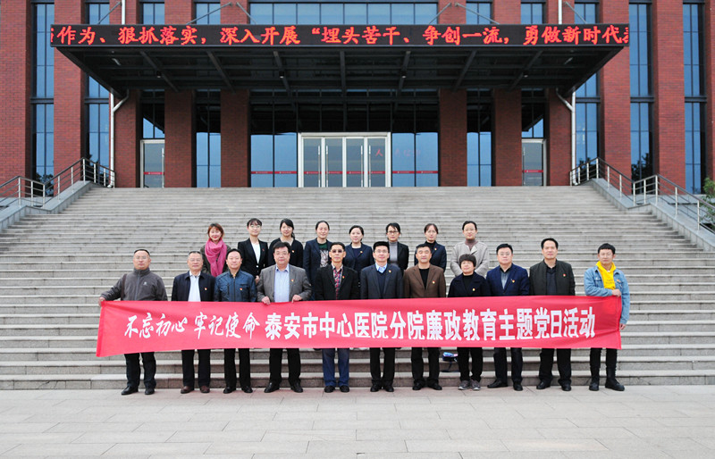 1-4 党员干部合影留念.jpg