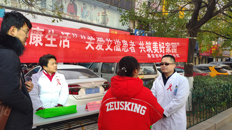 医务人员现场接受采访.jpg