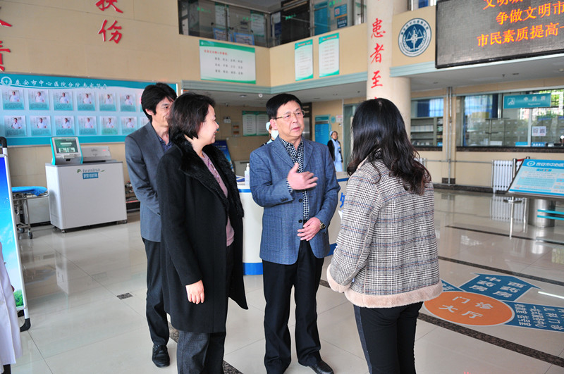 2 院长武秀利向市创城领导小组工作人员介绍医院创城工作情况（魏峰 摄影）.jpg