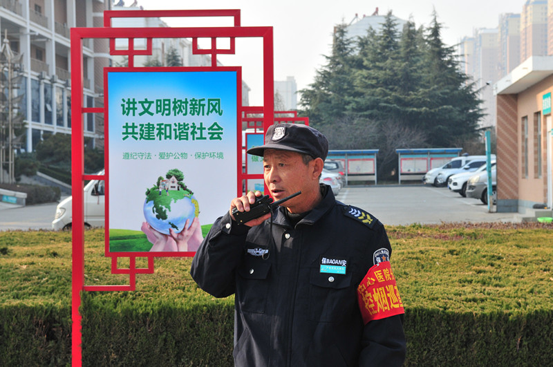 10 安保人员调度医院车辆停放（魏峰 摄影） .jpg