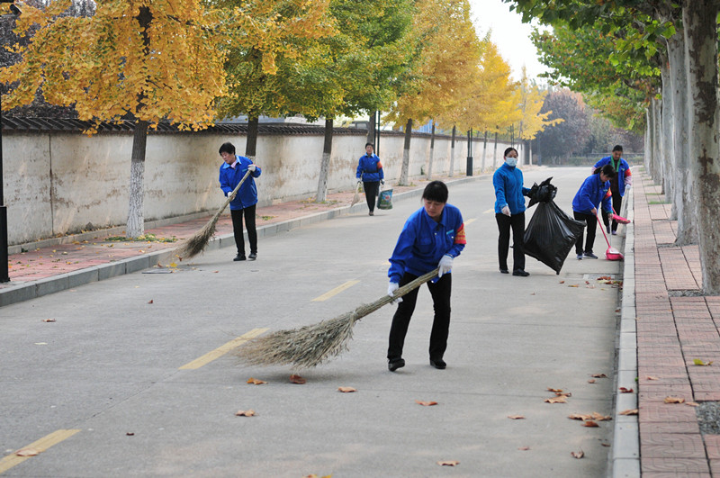 11 保洁人员随时清扫，保证医院环境整洁（魏峰 摄影）.jpg