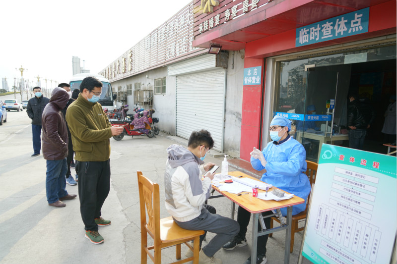 严格执行手卫生并对来查体人员严格询问及查看各种相关证件以及告知查体流程和注意事项.jpg