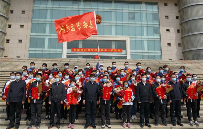 1 市领导与医疗队员合影留念（闫大力  摄影）.jpg