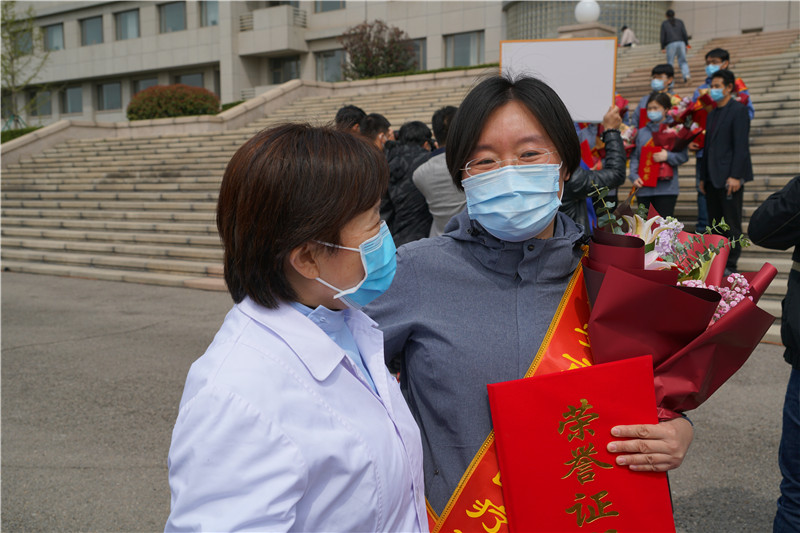 4 商玲燕与同事拥抱（闫大力  摄影）.jpg