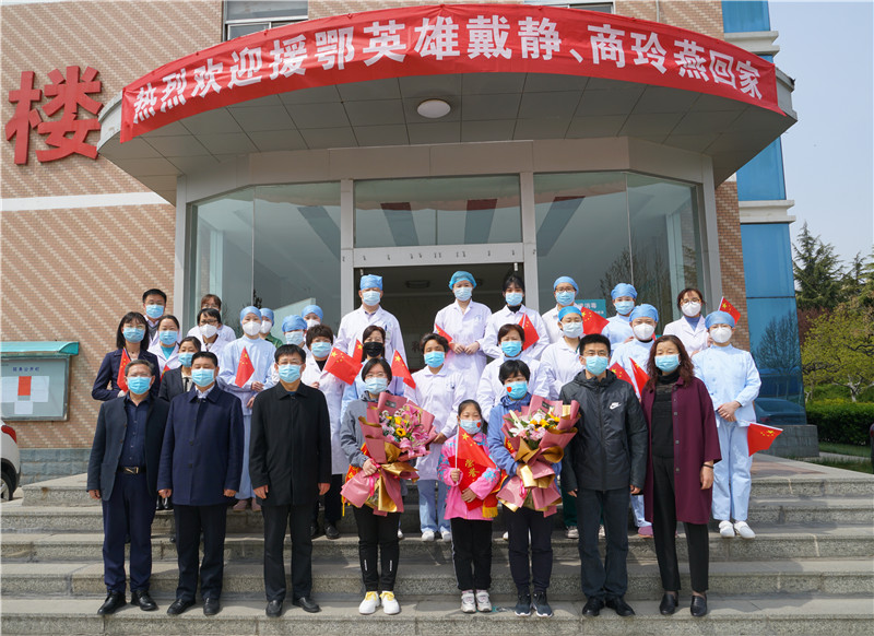 5 医院干部职工欢迎英雄回家（闫大力  摄影）.jpg