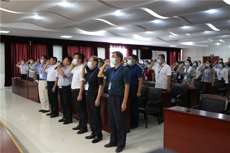3在场全体人员起立宣誓.jpg