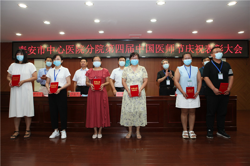 6获“理论考试”获奖人员上台领奖.jpg