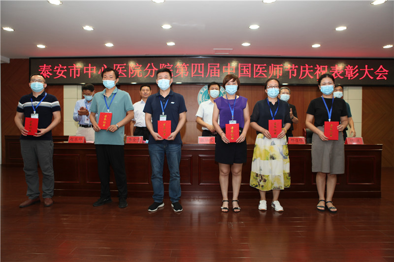 8获“病历质量优秀奖”人员上台领奖.jpg